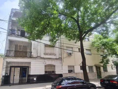 Tarija al 3300 Boedo. Piso 1 por escalera Al frente 3 ambientes. 2 dormitorios. Balcón al frente. Lavadero. Superficie: 62 m2, 60 m2 cubiertos. Totalmente para reciclar. Terraza grande de uso común. Bajas expensas