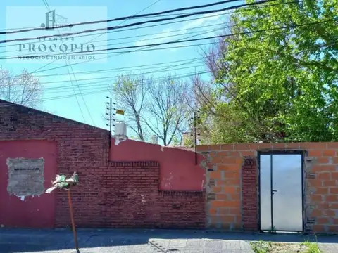 Terreno en venta con construcción a demoler o refaccionar en Castelar