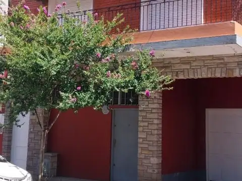 A 1/2 CUADRA DE  AV. PERON Y A 3 DE ESTACION.