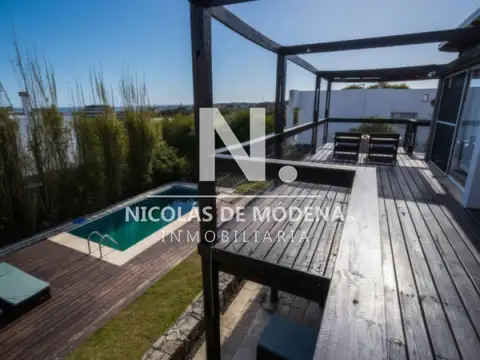 Casa 7 ambientes con 5 baños