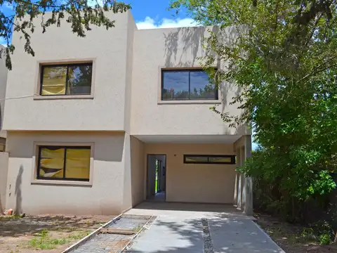 Venta Casa 3 Dorm. Desarrollada en 2 plantas. Cochera. Importante Patio verde arbolado .  Funes