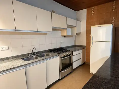 CASA 4 AMBIENTES, TERRAZA Y COCHERA CUBIERTA