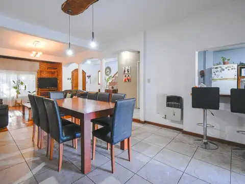 Casa en Venta con 2 cocheras