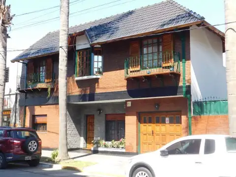 Casa 4 ambientes impecable estado a 3 cuadras de Plaza San Justo.-