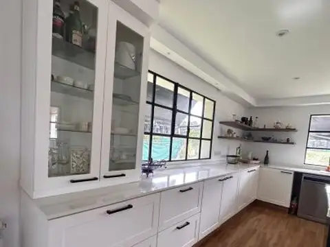 Casa 9 ambientes con 3 baños