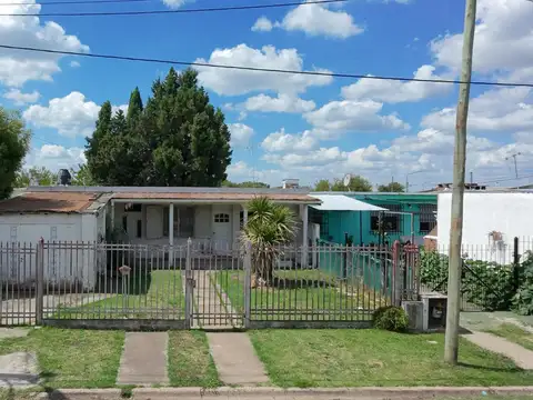 Casa de 4 amb. con cochera a la venta en BARRIO MERCEDES BENZ - Virrey del Pino