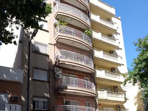 Villa Pueyrredón sobre Helguera 4700 2 ambientes semi piso al frente balcón corrido cocina separada baño completo caldera individual. Impecable. A metros de Av Mosconi