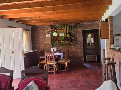 VENTA -HERMOSA CASA CON PARRILLA, PILETA Y JARDIN