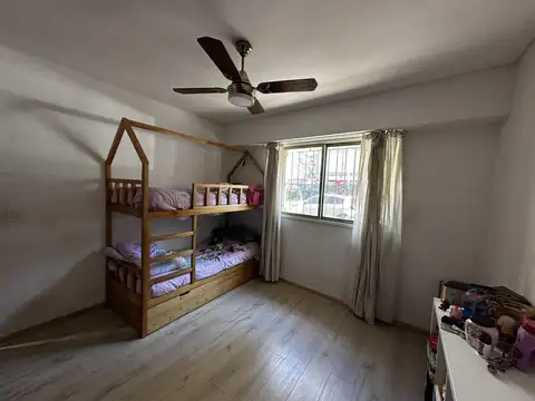 4 ambientes c/dep al frente en PB. Patio. Bajas expensas. Apto profesional.