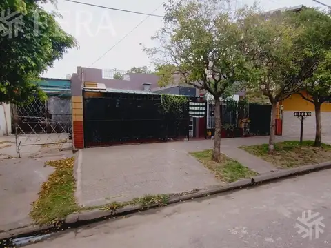 Venta de Casa 4 ambientes con cochera en Monte Chingolo