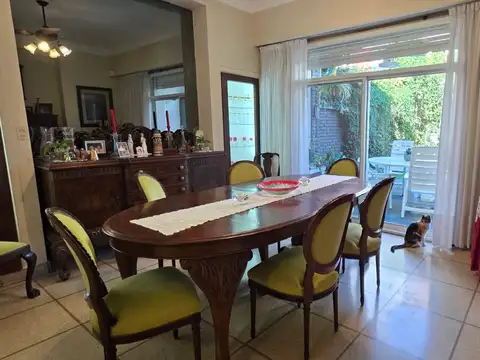 Casa Estilo Francés con Jardín y Piscina con Ascensor, 3/4 Dorm + D/s Cochera