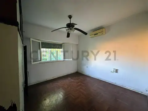 CASA EN VENTA 2 DORMITORIOS + DPTO. 2 DORMITORIOS INDEPENDIENTE, 12 ENTRE 74 Y 75.