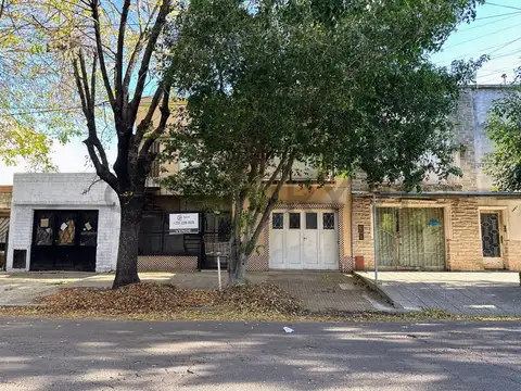 CASA EN VENTA 2 DORMITORIOS + DPTO. 2 DORMITORIOS INDEPENDIENTE, 12 ENTRE 74 Y 75.