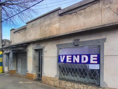 RETASADA!! Oportunidad única: Casa al frente con local + Casa interna + Terreno parquizado en R...