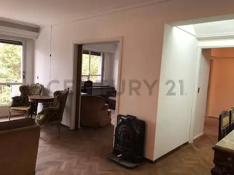Venta Departamento 6 Ambientes con balcon Belgrano Frente a Plaza Bajas Expensas