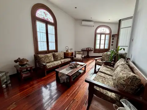 Venta de Casa en esquina con terraza y parrilla Excelente estado en Caballito