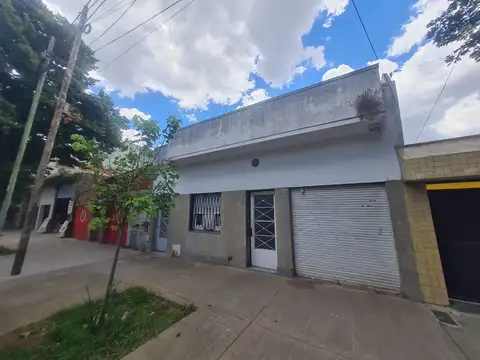 Departamento tipo casa con cochera, patio y terraza