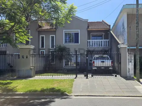 Venta de Casa 4 AMBIENTES, Ituzaingó con pileta