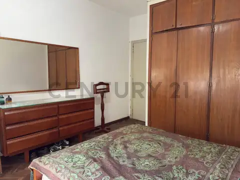 Casa 4 Ambientes a Modernizar con Patio y Cochera – Olivos