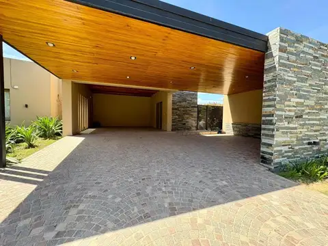 Casa 5 ambientes con 5 baños