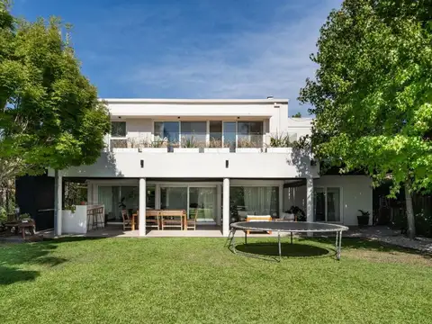 Casa 7 ambientes con 4 baños