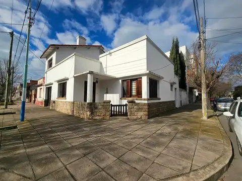 Venta Casa 3 Ambientes en Lote de 210 m² con Jardín y Cochera – Barrio Pompeya – Mar del Plata