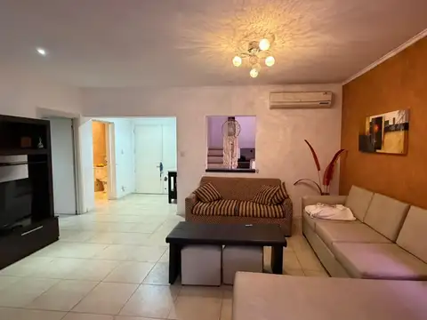 Casa en Alquiler con 4 cocheras
