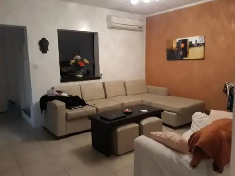 Casa en Alquiler con 4 cocheras