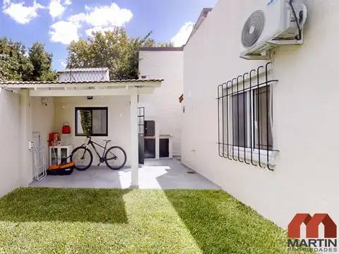 Casa en Venta de 4 Ambientes con Jardín y Quincho - Martinez