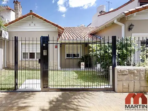 Casa en Venta de 4 Ambientes con Jardín y Quincho - Martinez