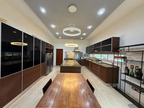 Casa en Alquiler con 2 cocheras