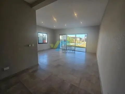 Casa en Alquiler con 2 cocheras