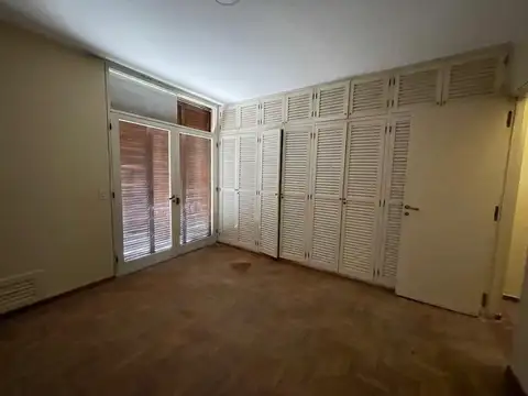 Casa en Alquiler con 2 cocheras