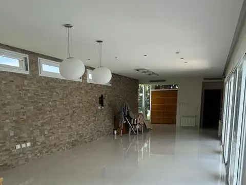 Casa en Alquiler en City Bell, USD 3.400