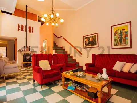 Venta Casa de 4 Dormitorios con patio y cochera en Centro, Rosario
