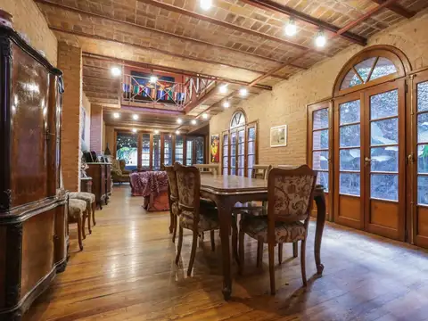 Casa en Venta con 2 cocheras