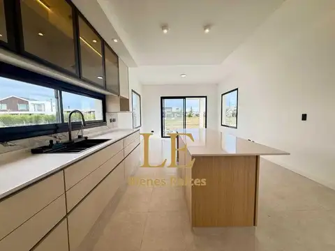 Casa en Venta con 6 cocheras