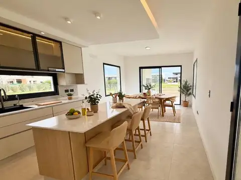 Casa 5 ambientes con 3 baños