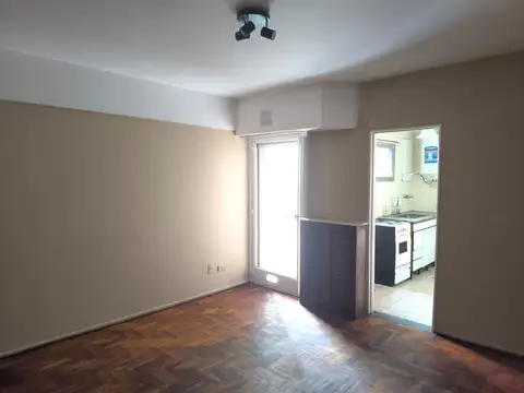 Excelente Semipiso al Fte Bcon Tza c/ Parrilla  propia y cochera