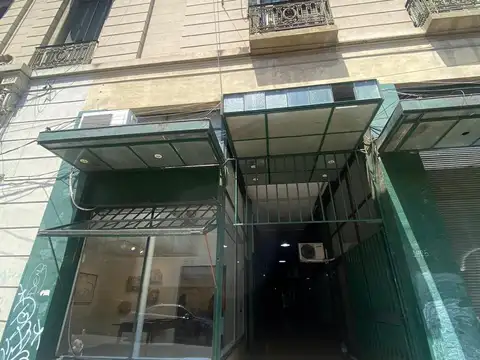 Local comercial en doble altura. Vidriera a la calle 