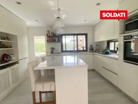 Casa en Venta con 2 cocheras