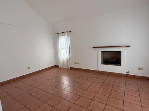 Casa en Alquiler con 2 cocheras