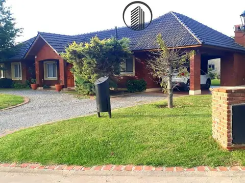 Amplia casa con doble lote en Country Boca Raton