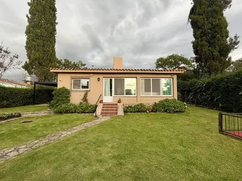 Casa 6 ambientes con 2 baños