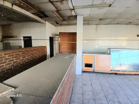 Venta amplio local (85 m²) en esquina