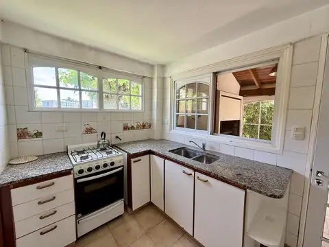 Casa 5 ambientes con 2 baños