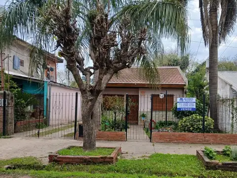 VENTA- CASA 3 AMBIENTES CON PISCINA- GONZALEZ CATAN