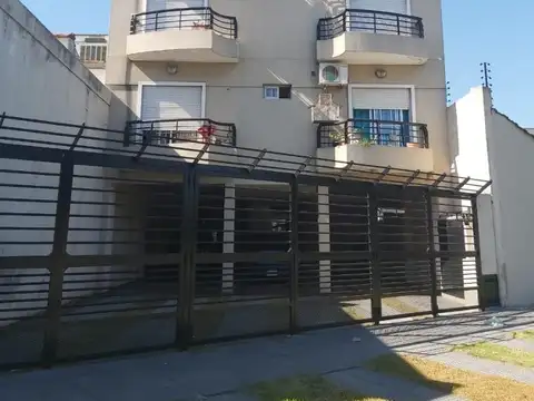 DEPARTAMENTO AL FRENTE CON GRAN TERRAZA