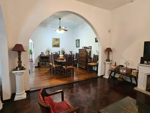 Venta Casa lote propio 262 m2, 4 ambientes en José León Suarez, cochera cubierta.