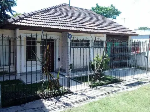 Casa en venta - 3 dormitorios 2 baños - 100mts2 - Mar Del Plata